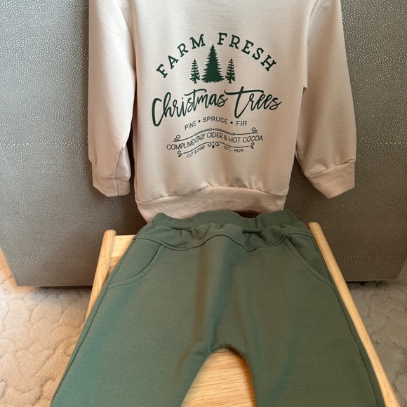 Holiday sweatsuit - Picture 3 of 3